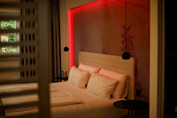 Zimmer mit warmem Ambiente-Licht