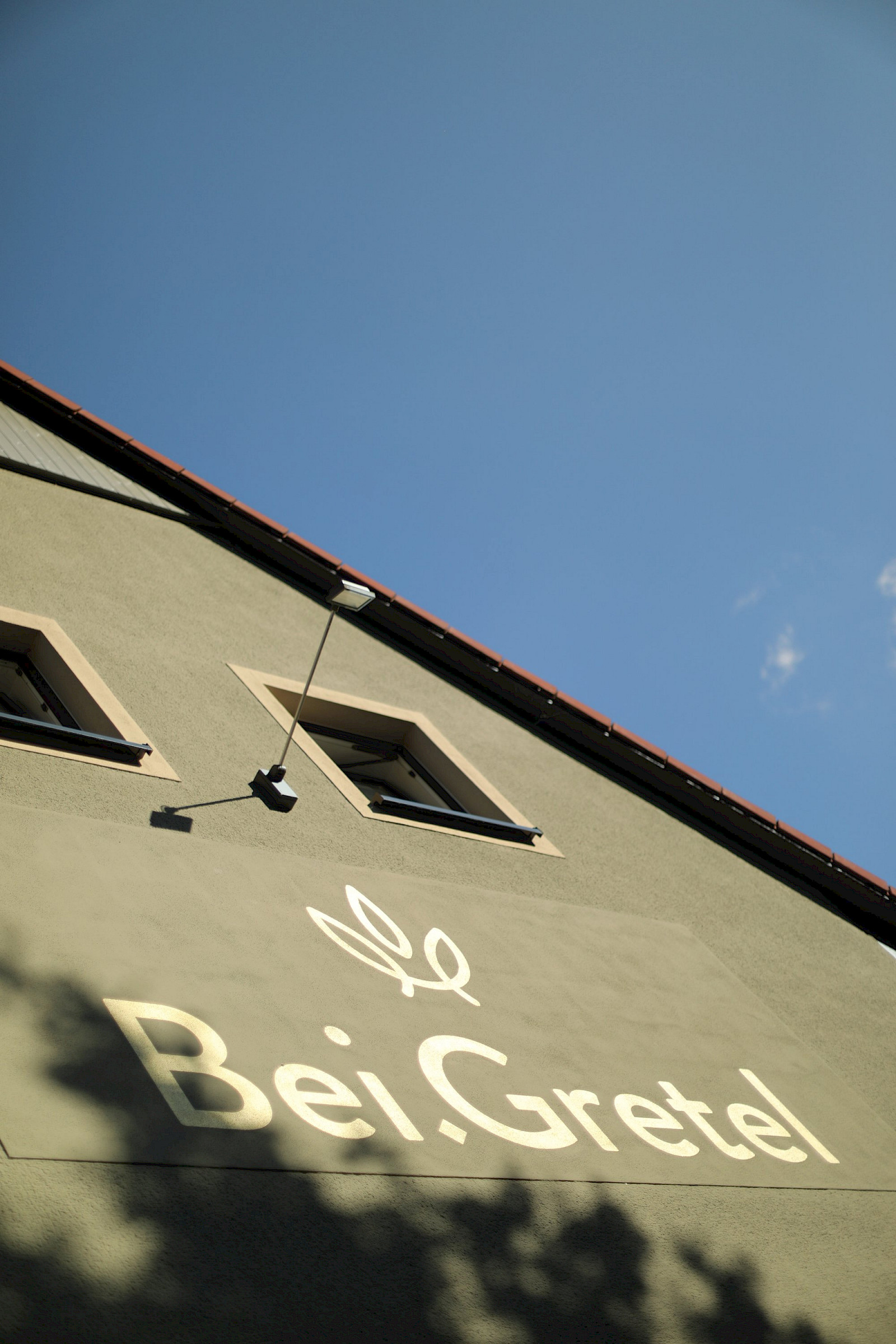Bei.Gretel Fassade mit Schriftzug
