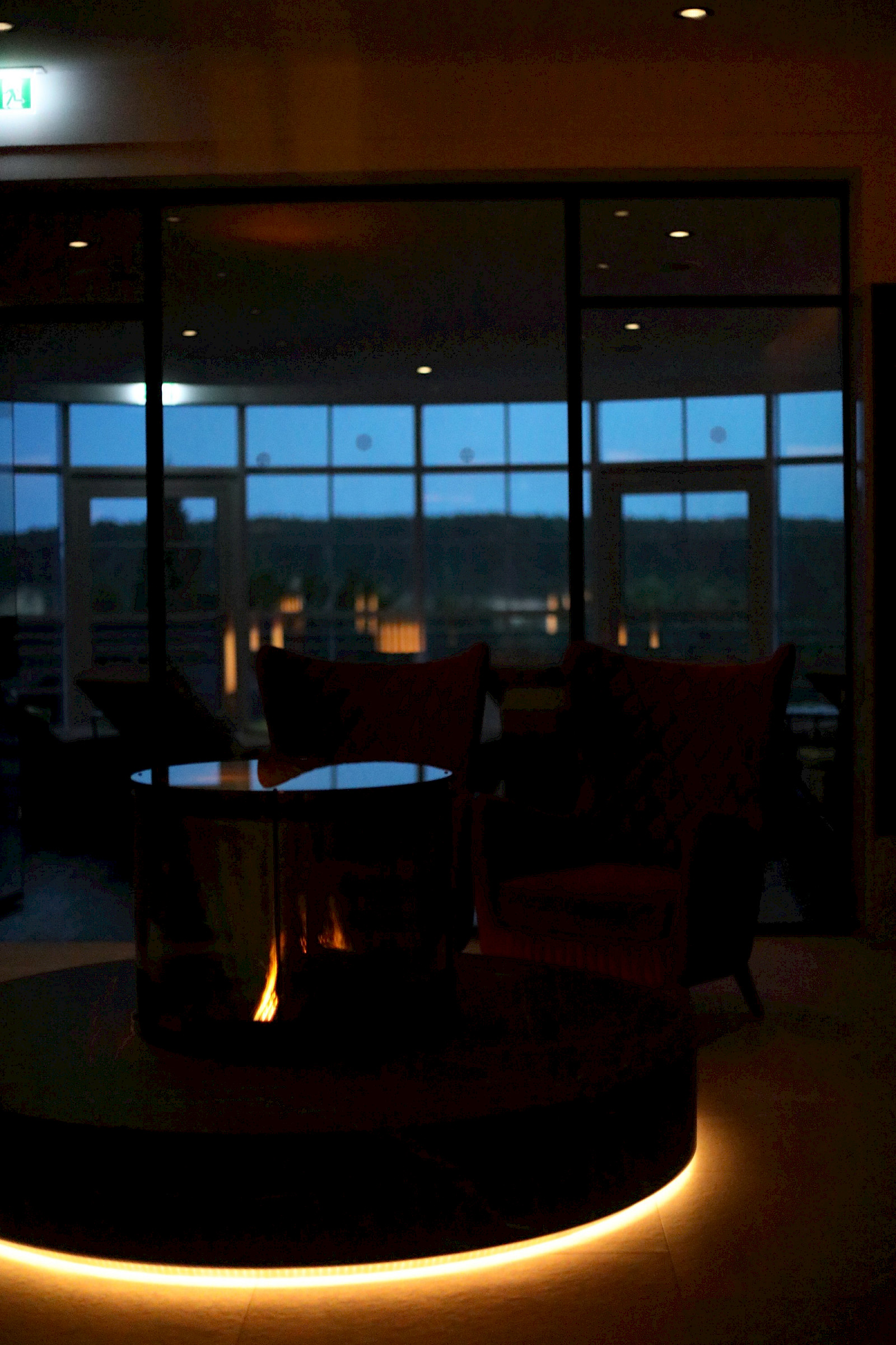 Lobby mit Kamin — Abendstimmung