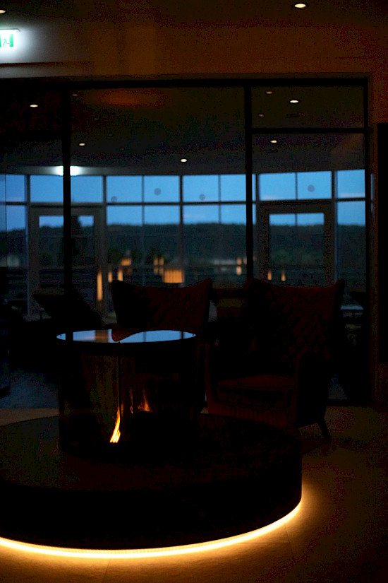 Lobby mit Kamin — Abendstimmung