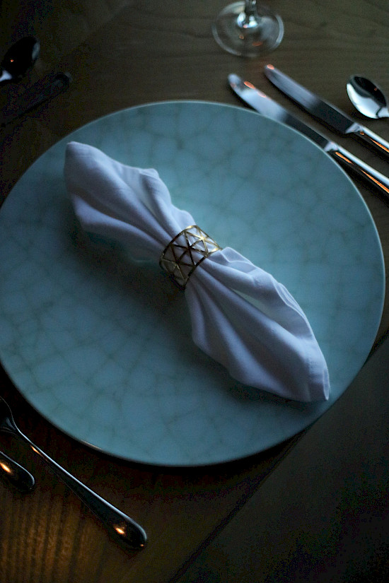 Restaurant — Tischgedeck mit Gold-Akzenten